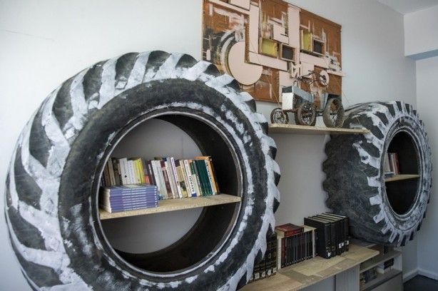 Foto - Öğrenciler atık malzemelerden kütüphane kurdu