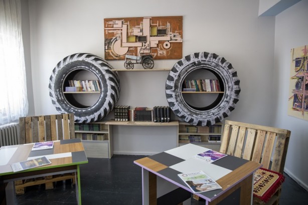 Öğrenciler atık malzemelerden kütüphane kurdu