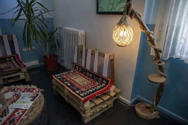 Foto - Öğrenciler atık malzemelerden kütüphane kurdu