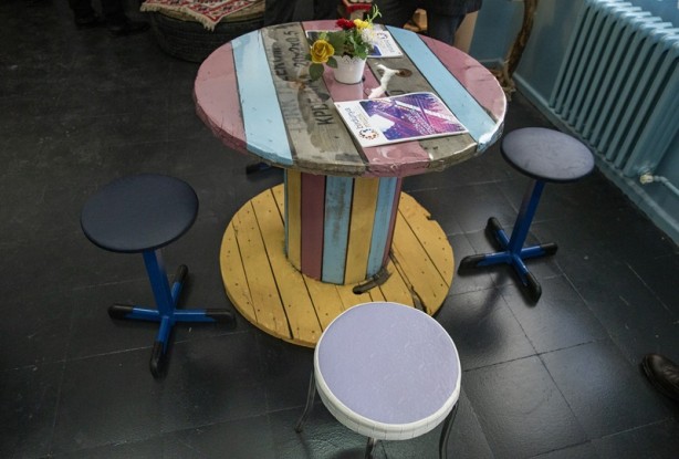 Foto - Öğrenciler atık malzemelerden kütüphane kurdu