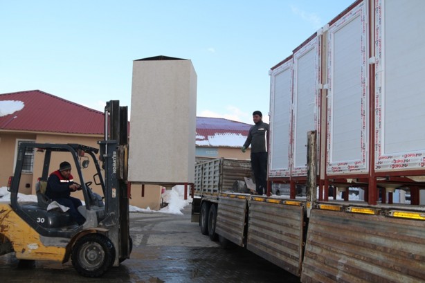 Foto - Öğrenciler depremzedeler için üretti