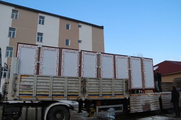 Foto - Öğrenciler depremzedeler için üretti