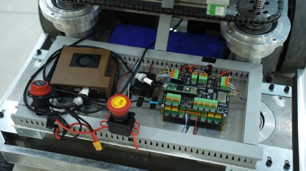 Foto - Öğrenciler tamamen otonom çalışan robot üretti