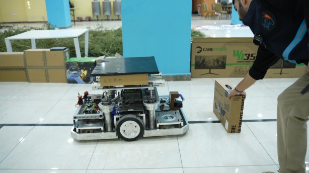 Foto - Öğrenciler tamamen otonom çalışan robot üretti