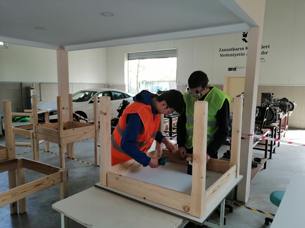 Foto - Öğrencilerden depremzedeler için masa ve tabure üretimi