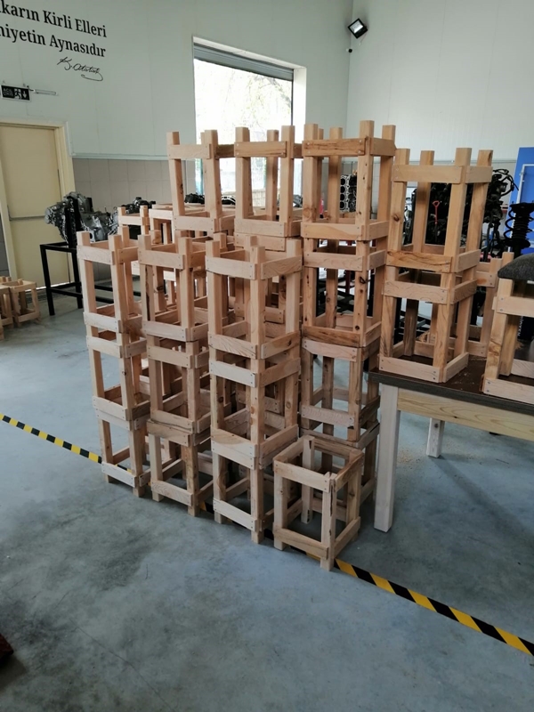 Foto - Öğrencilerden depremzedeler için masa ve tabure üretimi