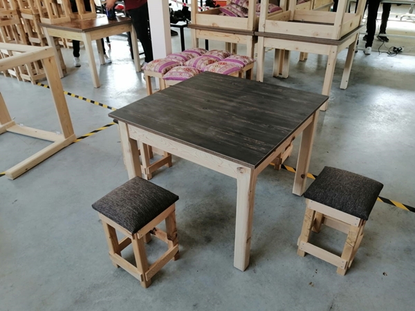 Öğrencilerden depremzedeler için masa ve tabure üretimi