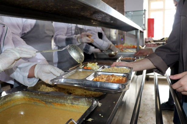 Foto - Öğrencilere 3 çeşit yemek 1 lira