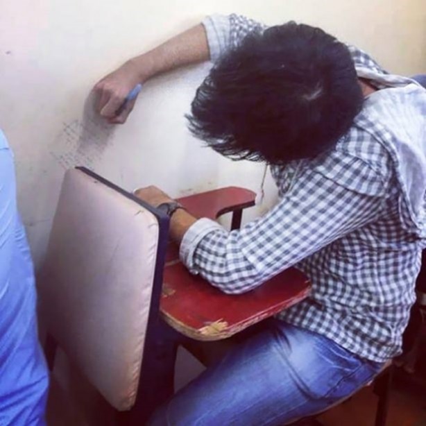 Foto - Öğrencilerin akılalmaz kopya çekme yöntemleri