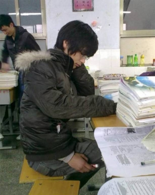 Foto - Öğrencilerin akılalmaz kopya çekme yöntemleri