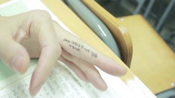 Foto - Öğrencilerin akılalmaz kopya çekme yöntemleri