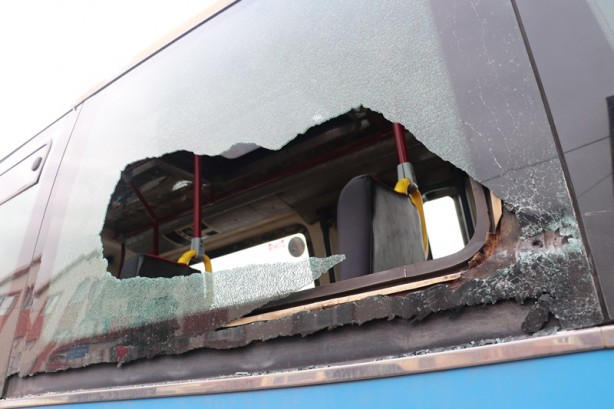 Foto - Öğrencilerin bulunduğu dolmuşa silahlı saldırı