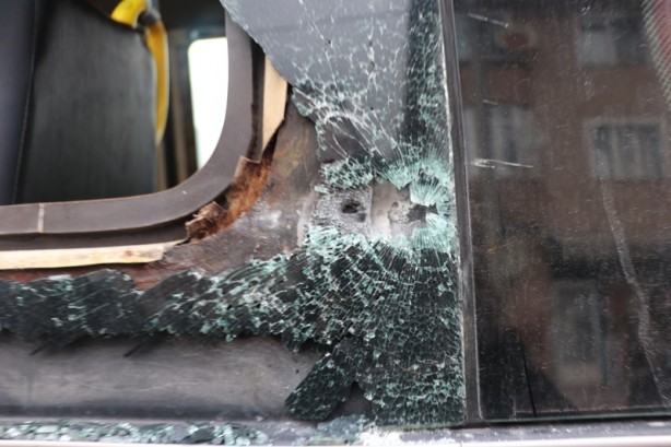 Foto - Öğrencilerin bulunduğu dolmuşa silahlı saldırı