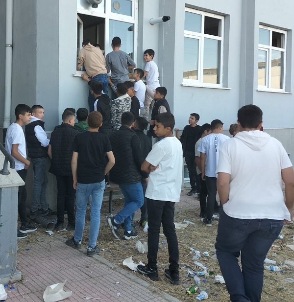 Foto - Öğrencilerin çilesi bitmiyor! Kantin sorununa garip çözüm