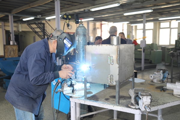 Foto - Öğretmen ve öğrencilerden depremzedeler için soba üretimi
