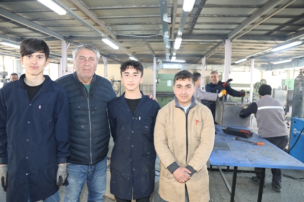 Foto - Öğretmen ve öğrencilerden depremzedeler için soba üretimi