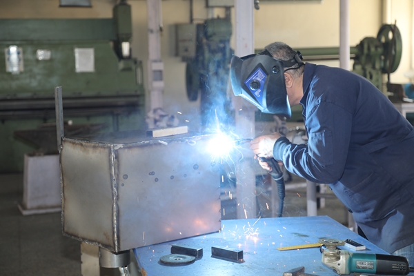 Öğretmen ve öğrencilerden depremzedeler için soba üretimi