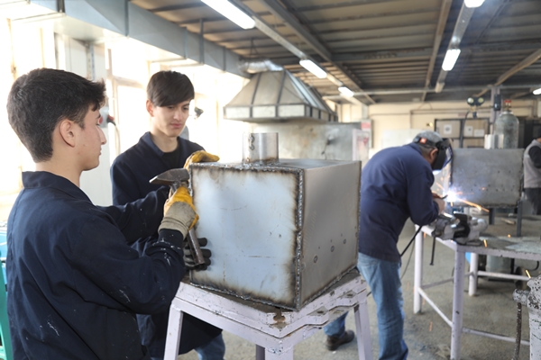 Foto - Öğretmen ve öğrencilerden depremzedeler için soba üretimi