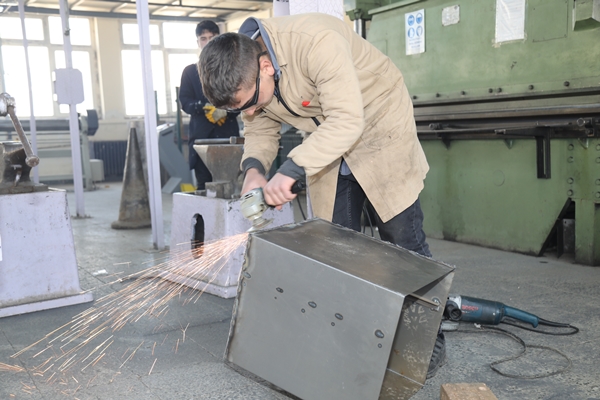 Foto - Öğretmen ve öğrencilerden depremzedeler için soba üretimi