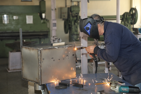Foto - Öğretmen ve öğrencilerden depremzedeler için soba üretimi