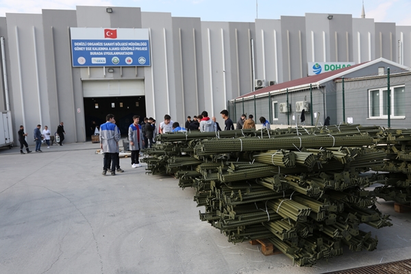 Öğretmen ve öğrencileri depremzedeler için çadırlar üretti