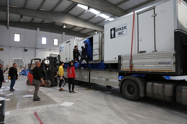 Foto - Öğretmen ve öğrencileri depremzedeler için çadırlar üretti