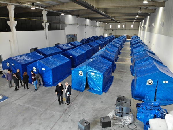 Foto - Öğretmen ve öğrencileri depremzedeler için çadırlar üretti