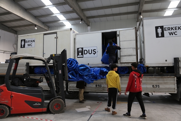 Foto - Öğretmen ve öğrencileri depremzedeler için çadırlar üretti