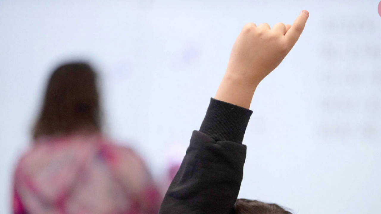 Öğretmenin kişisel egosu eğitimi felç etti! ‘Beğenmiyorsanız özele gidin’ küstahlığı: Kendi kızı için sınıfın geleceğini çaldı