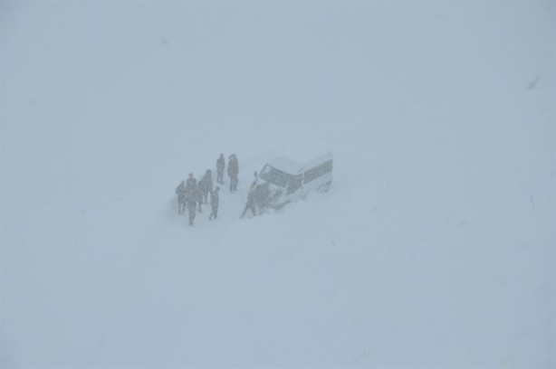 Öğretmenler Hakkari'de ölümle burun buruna geldi