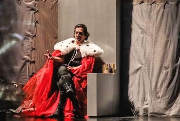 Foto - Okan Bayülgen, İngilizlerin hilkat garibesi ‘Richard’ ile ders verdi: Biz öteki görüyoruz, bizi ‘öteki’ görüyorlar... Senin derdin ne?