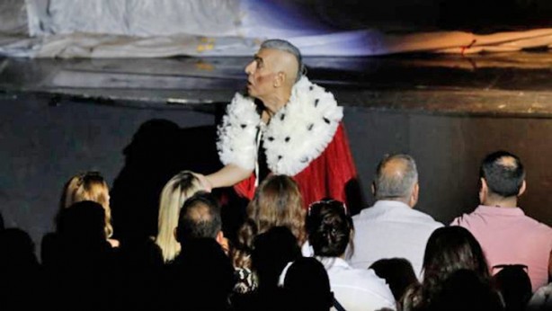 Foto - Okan Bayülgen, İngilizlerin hilkat garibesi ‘Richard’ ile ders verdi: Biz öteki görüyoruz, bizi ‘öteki’ görüyorlar... Senin derdin ne?