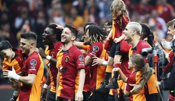 Foto - Okan Buruk alternatifi buldu bile... Galatasaraylılar şaşkın: Çok önemli çağrı!