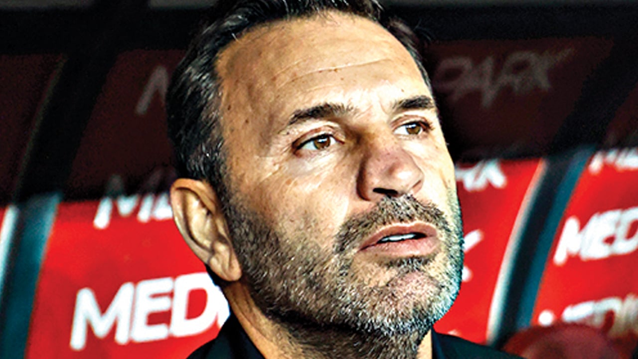 Foto - Okan Buruk, bırak hakemi sen oyuna baksana! Taraftarlar şokta! AZ’dan iki maçta 6 gol yedin ya hani… 