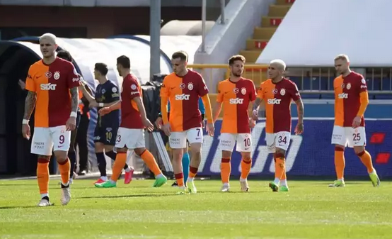 Foto - Okan Buruk yüzüne bakmıyordu! Ziyech bu kez kafaları karıştı: Şaşkına çeviren gelişme!