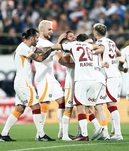 Foto - Okan Buruk'tan sürpriz tercih! Galatasaray ne yaptı...