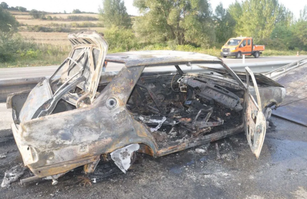 Foto - Oksijen tüpü bomba gibi patladı! Aracında yanarak can verdi