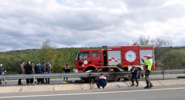 Foto - Oksijen tüpü bomba gibi patladı! Aracında yanarak can verdi