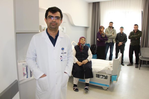 Foto - Öksürük şikayetiyle gitti, hayatının şokunu yaşadı! Böbreğinden çıkan şeye kimse inanamadı