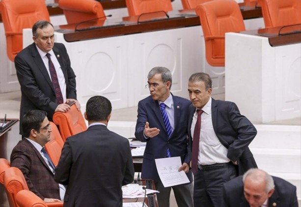 Oktay Vural'ın İdris Baluken'e bakışları dikkat çekti