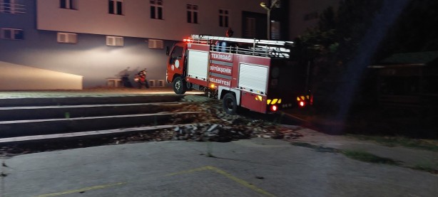 Foto - Okul bahçesindeki ağaçlar cayır cayır yandı
