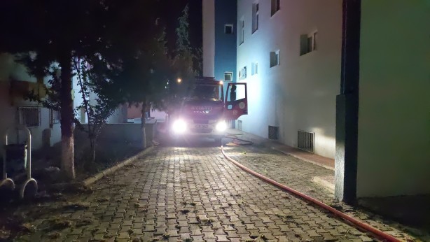 Foto - Okul bahçesindeki ağaçlar cayır cayır yandı
