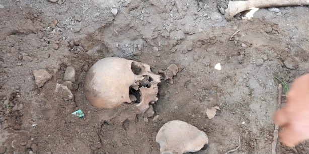 Foto - Okul bahçesinden çıkan şeyler 'yok artık' dedirtti! Belediye ekipleri buldu! İhbar üzerine jandarma geldi! Görenlerin ağzı bir karış açık kaldı