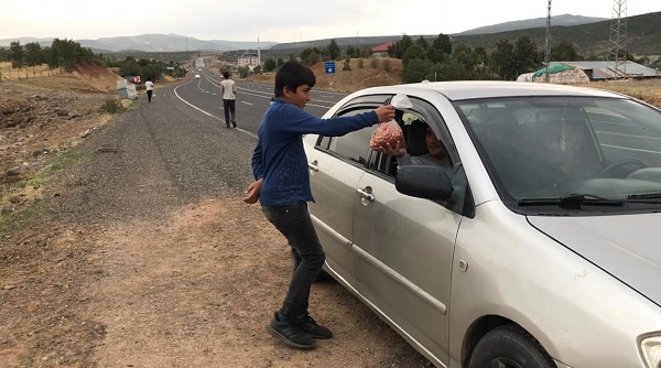 Foto - Okul harçlıklarını alıçla çıkarıyorlar