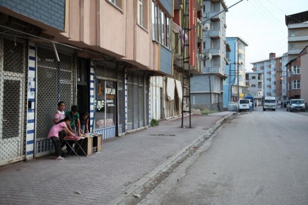 Foto - Okul masrafları için kitap satıyorlar