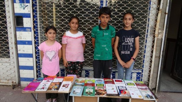 Foto - Okul masrafları için kitap satıyorlar