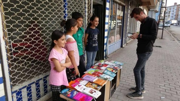 Foto - Okul masrafları için kitap satıyorlar