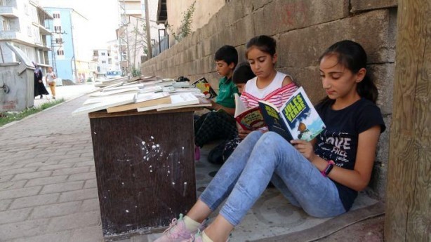 Foto - Okul masrafları için kitap satıyorlar