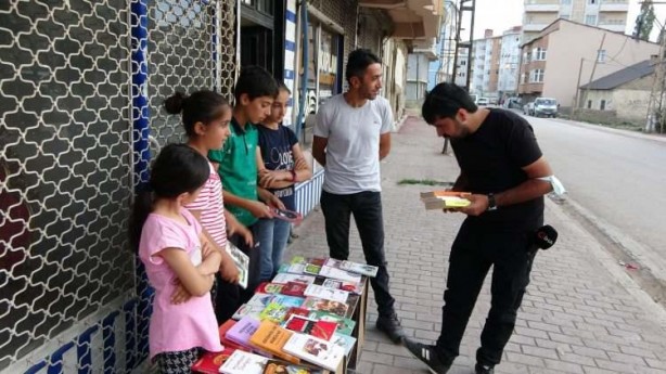 Foto - Okul masrafları için kitap satıyorlar