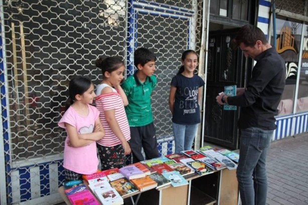 Foto - Okul masrafları için kitap satıyorlar